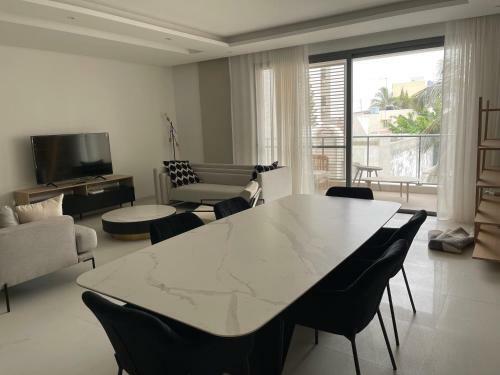 Prestigious 3 Bed Apartment In A Residential Area