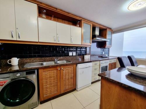 Apartamento 2 Bedroom Beachfront Gem!
