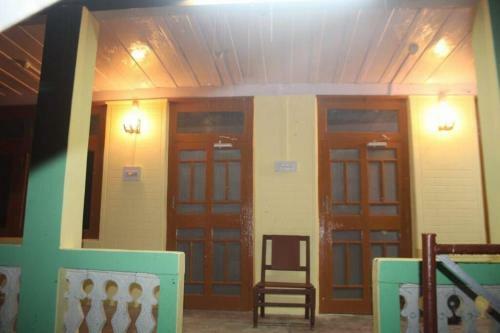 Callista - Jungle Room With Electricity Internet