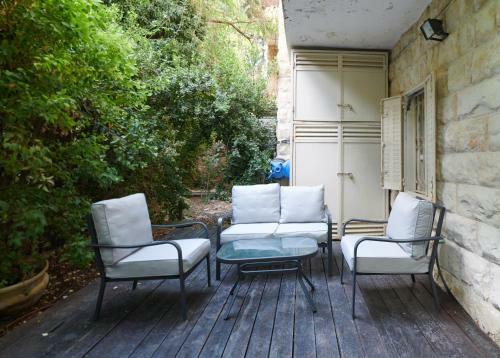 Quiet Garden Apartment In Rehavia