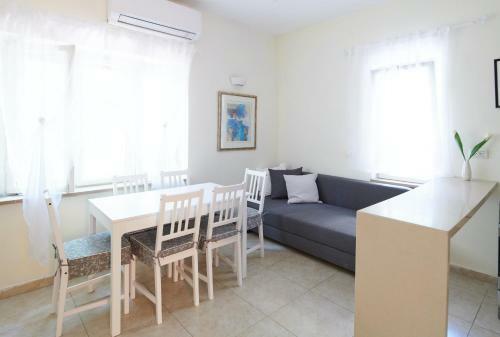 Quiet Garden Apartment In Rehavia