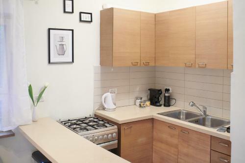 Quiet Garden Apartment In Rehavia