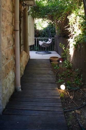 Quiet Garden Apartment In Rehavia