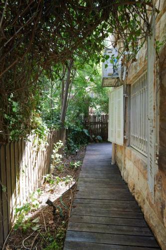 Quiet Garden Apartment In Rehavia