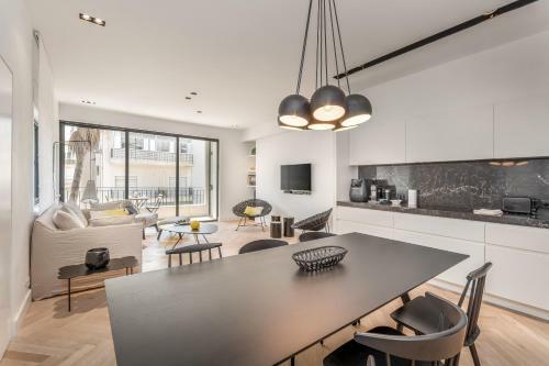 Stunning And Design 2bdr Apartment