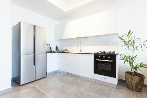 Airtlv - Menachem Begin Apartment