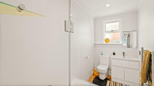 Fabulous Ocean And Reserve Views - Papamoa Beach Holiday Home