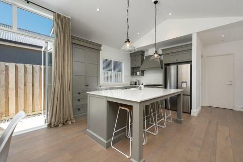 Hamptons Haven - Papamoa Beach Holiday Home
