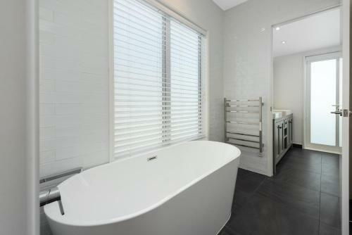 Hamptons Haven - Papamoa Beach Holiday Home