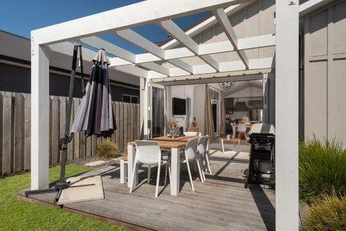 Hamptons Haven - Papamoa Beach Holiday Home