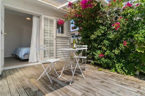 Beachcomber Bungalow - Papamoa Beach Holiday Home