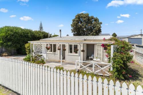 Beachcomber Bungalow - Papamoa Beach Holiday Home