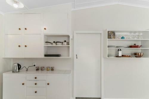 Beachcomber Bungalow - Papamoa Beach Holiday Home