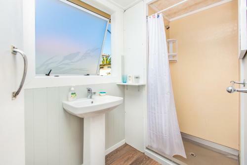 Point Of Difference - Waterfront Raglan Holiday Home