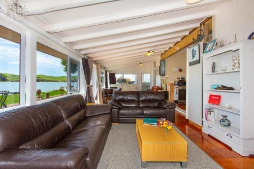 Point Of Difference - Waterfront Raglan Holiday Home