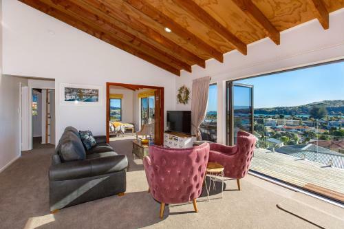 Sunshine Lookout - Raglan Holiday Home