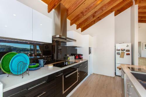 Sunshine Lookout - Raglan Holiday Home