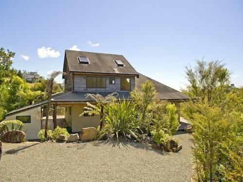Treetop Oasis - Tairua Executive Holiday Home