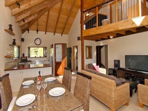 Treetop Oasis - Tairua Executive Holiday Home