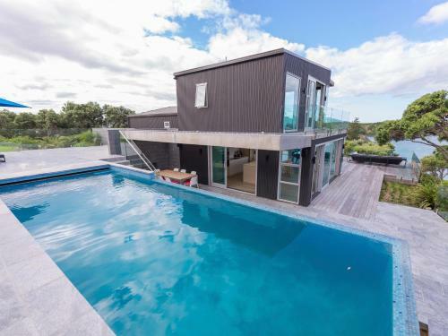 Moonlit Knights - Tutukaka Holiday House