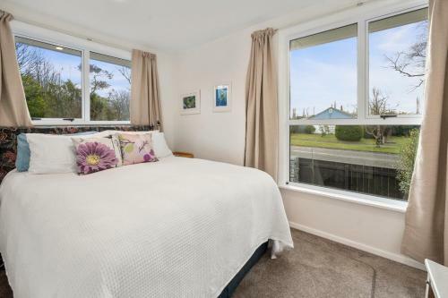 Plum Tree Cottage - Turangi Holiday Home