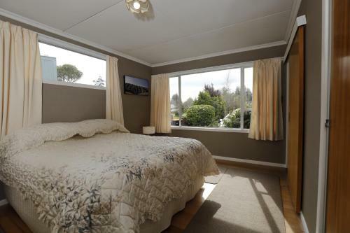 Boat Harbour House - Te Anau Holiday Home