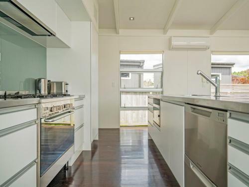 Sun Seekers Paradise - Whangapoua Holiday Home