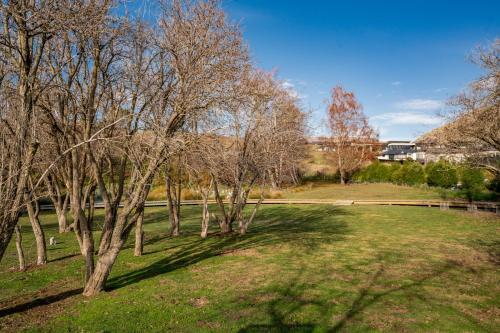 Meadowstone Escape - W?naka Holiday Home