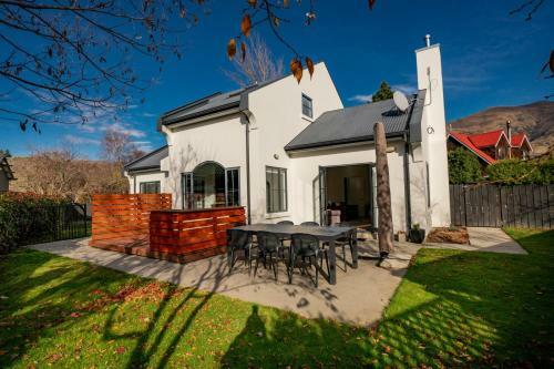 Meadowstone Escape - W?naka Holiday Home