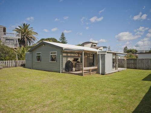 Bach On Esplanade - Whangamata Holiday Home
