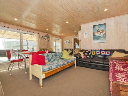 Bach On Esplanade - Whangamata Holiday Home