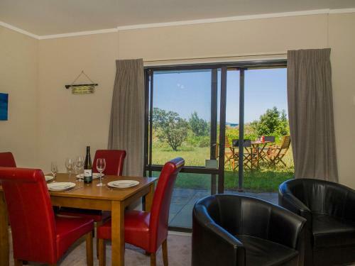 Sandy Doorstep - Whangamata Beachfront Holiday Apartment