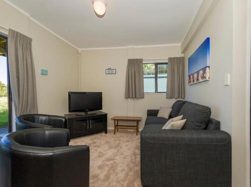 Sandy Doorstep - Whangamata Beachfront Holiday Apartment