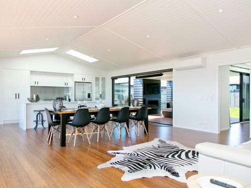 Lakeside Estate - Rainbow Point Holiday Home