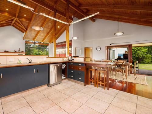 Awanui Lodge - Whakamoenga Point Holiday Home