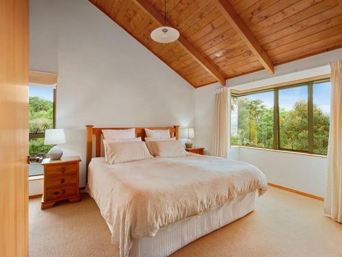 Awanui Lodge - Whakamoenga Point Holiday Home