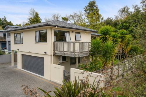 Riverbank Retreat - Taupo Holiday Home