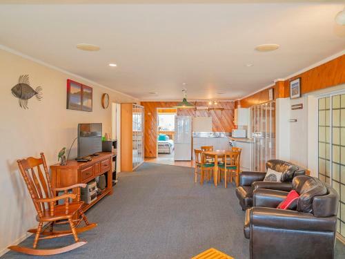 Beachfront Beauty - Opito Bay Holiday Home
