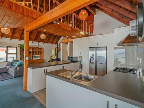 Beachfront Beauty - Opito Bay Holiday Home