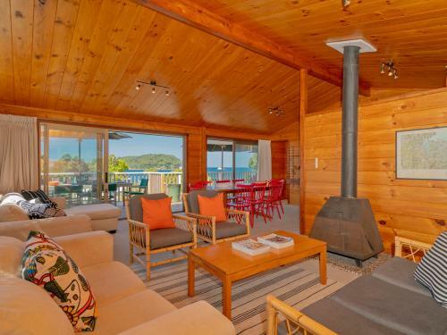 Beachfront Views - Hahei Holiday Home