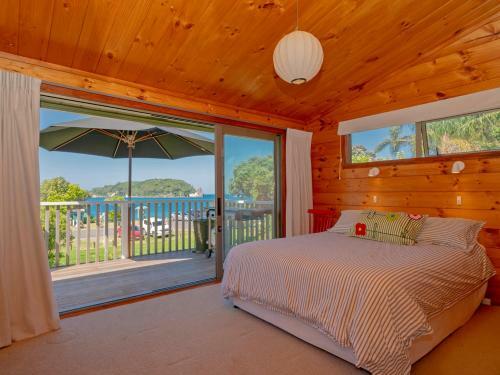 Beachfront Views - Hahei Holiday Home