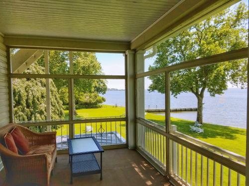 Bed & Breakfast Sandaway Waterfront Lodging