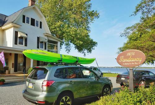 Bed & Breakfast Sandaway Waterfront Lodging