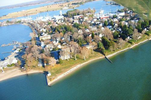 Bed & Breakfast Sandaway Waterfront Lodging
