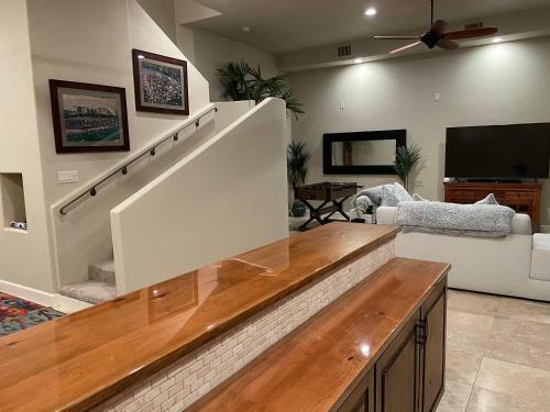 Huge Villa On The Parker Strip