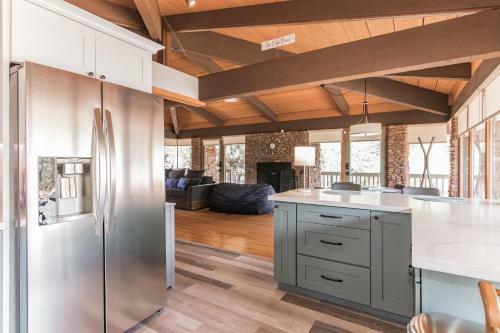 Glass House Elk Rim Pine Cabin