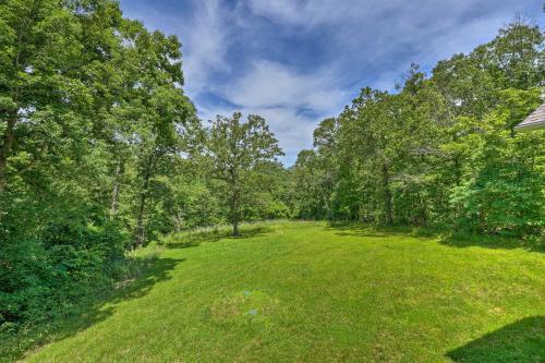 Pet-friendly Bella Vista Home With Deck And Yard!
