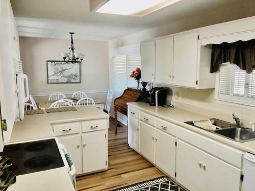 Greers Ferry Lake View Home 4br, 2ba