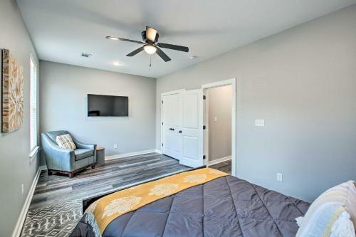 Waterfront Lake Hamilton Home Dock And Grill!