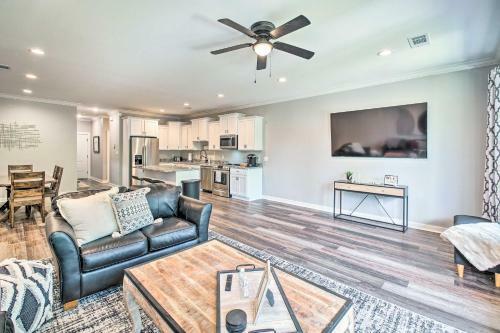 Waterfront Lake Hamilton Home Dock And Grill!